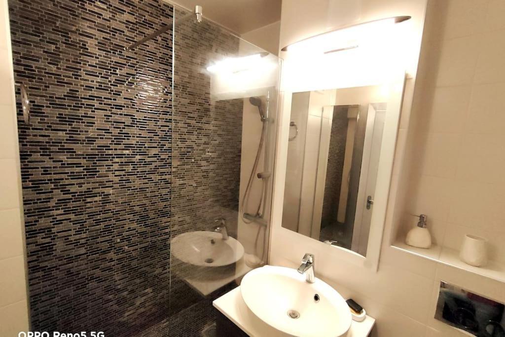 Ultracentral Apartment-free Private Parking * Ploieşti